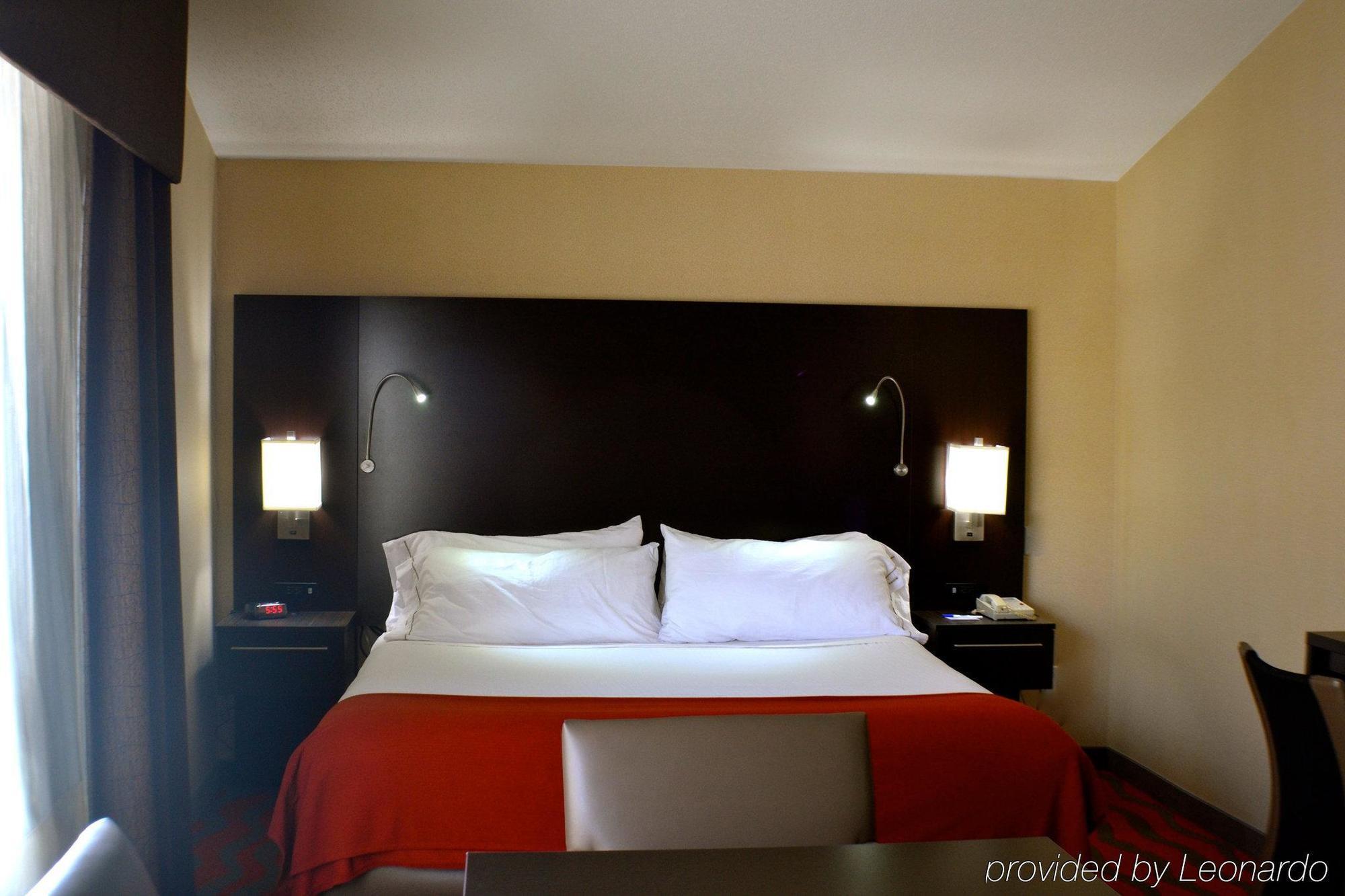 Holiday Inn Express Hotel & Suites Waterford By Ihg Exterior photo
